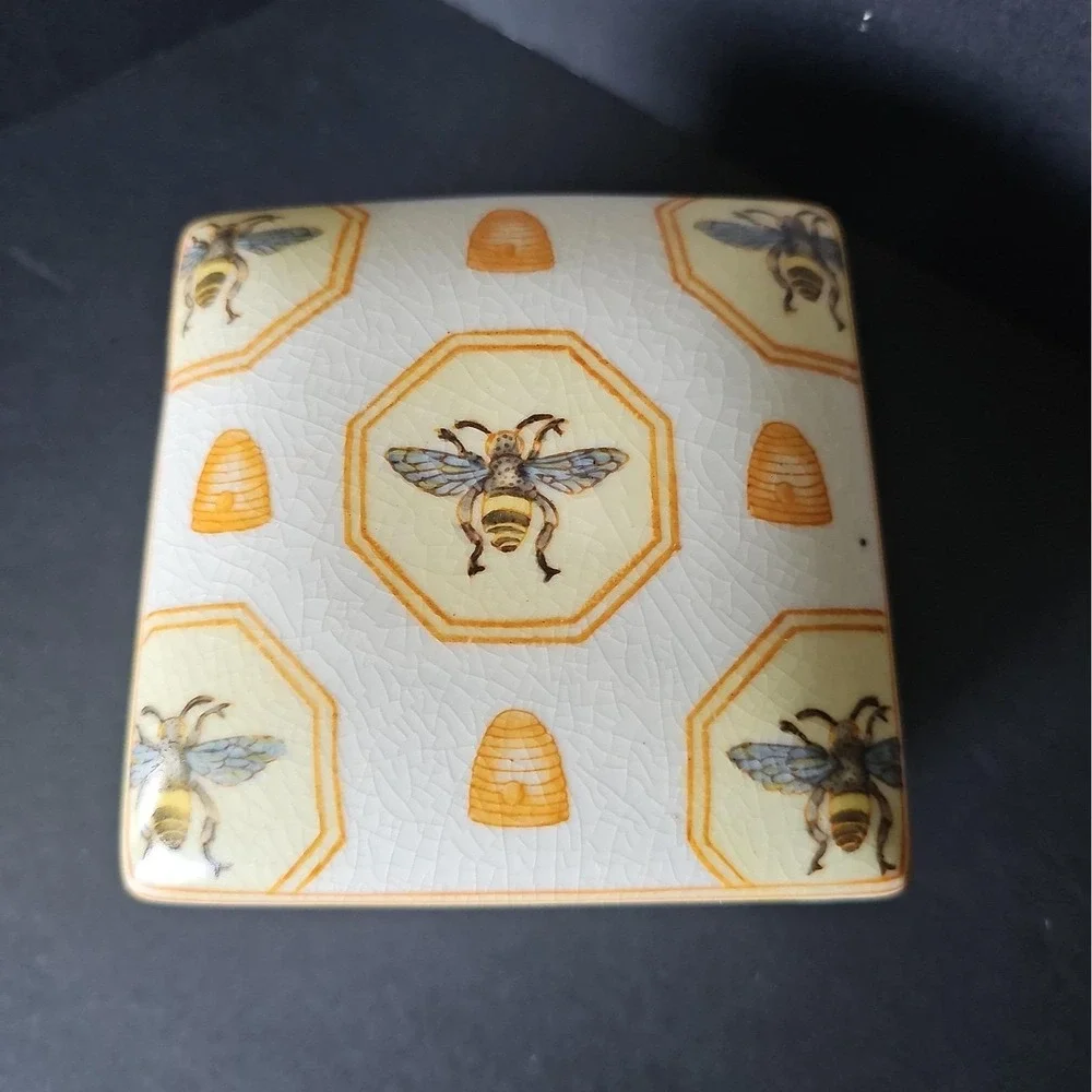 Homart ceramic bee